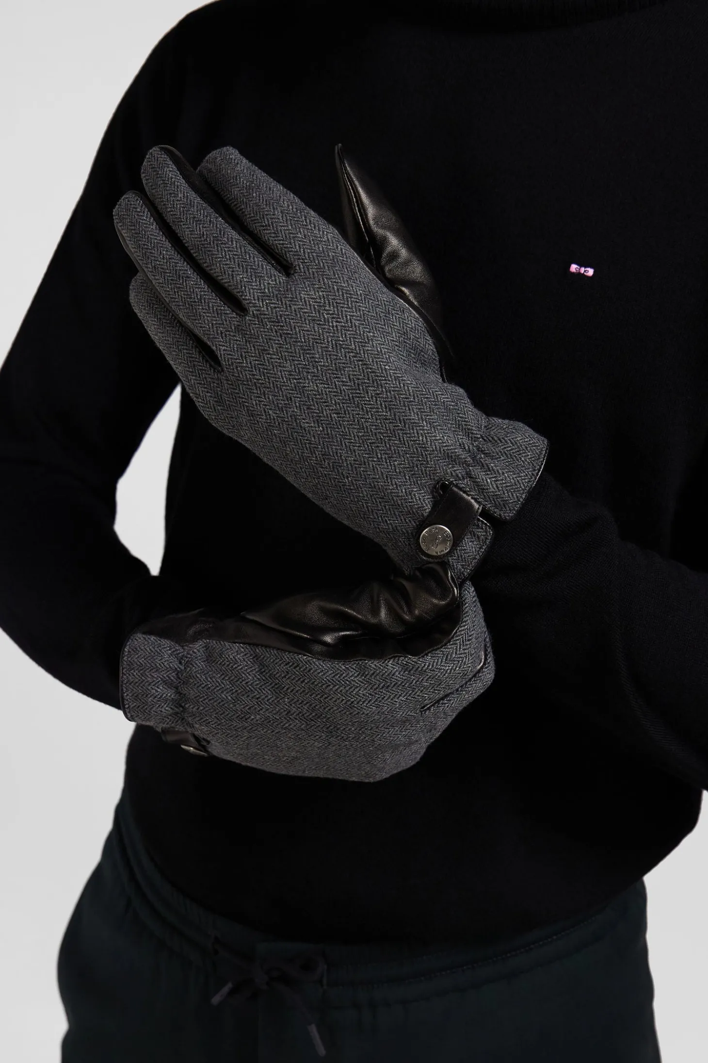 Black smooth leather gloves
