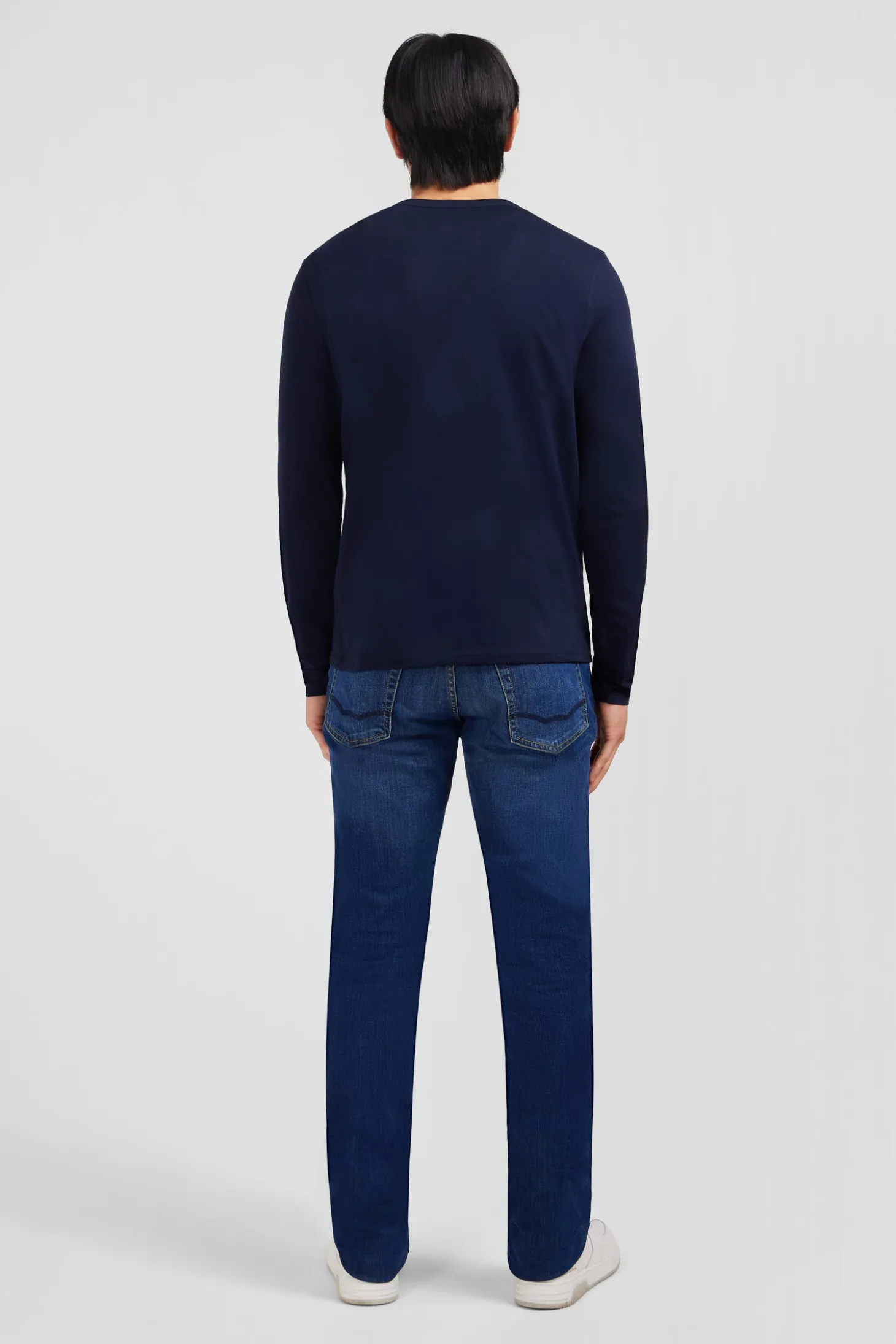 Long sleeved navy blue V neck t-shirt