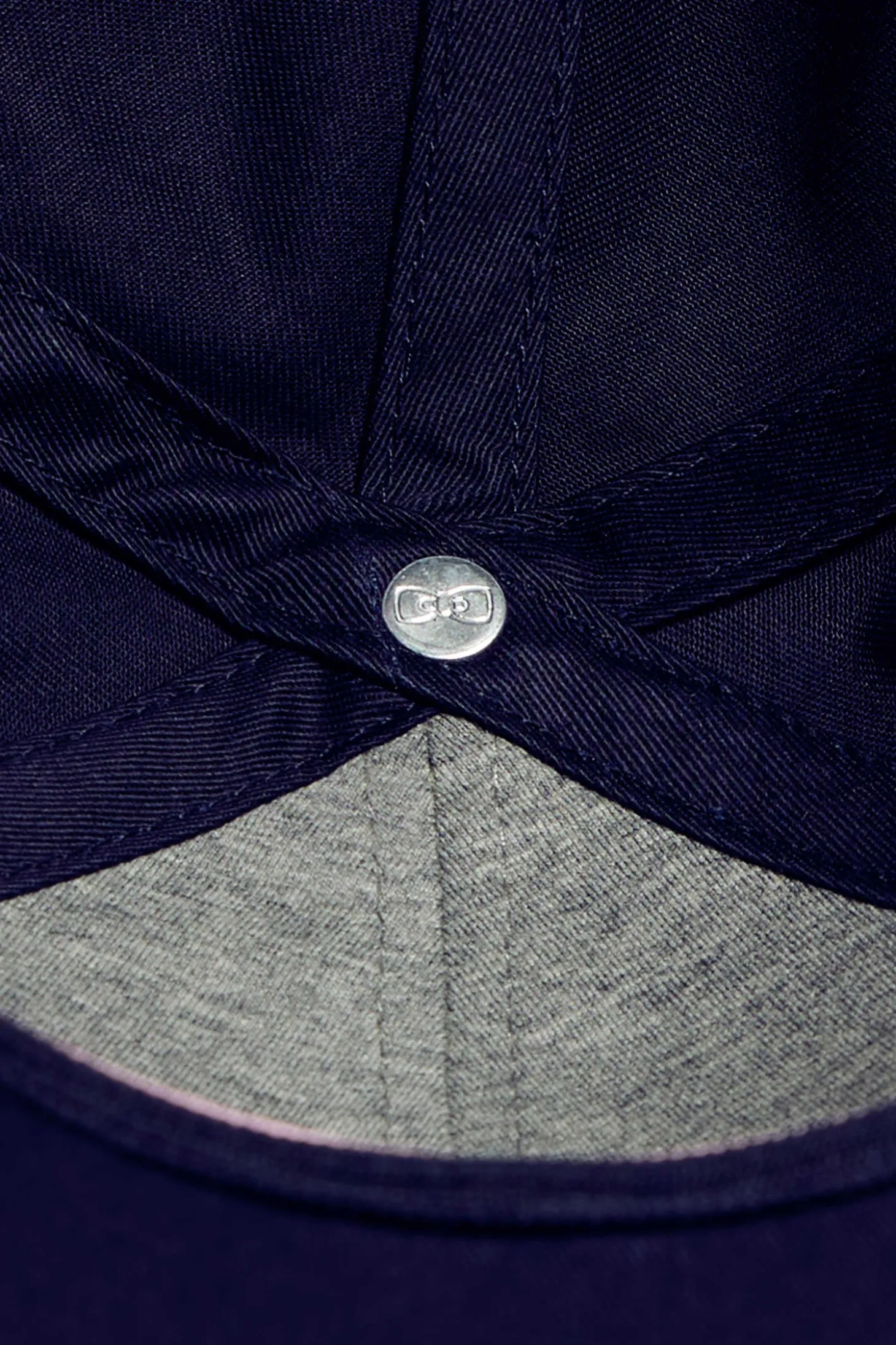 Navy blue cotton cap with branded visor