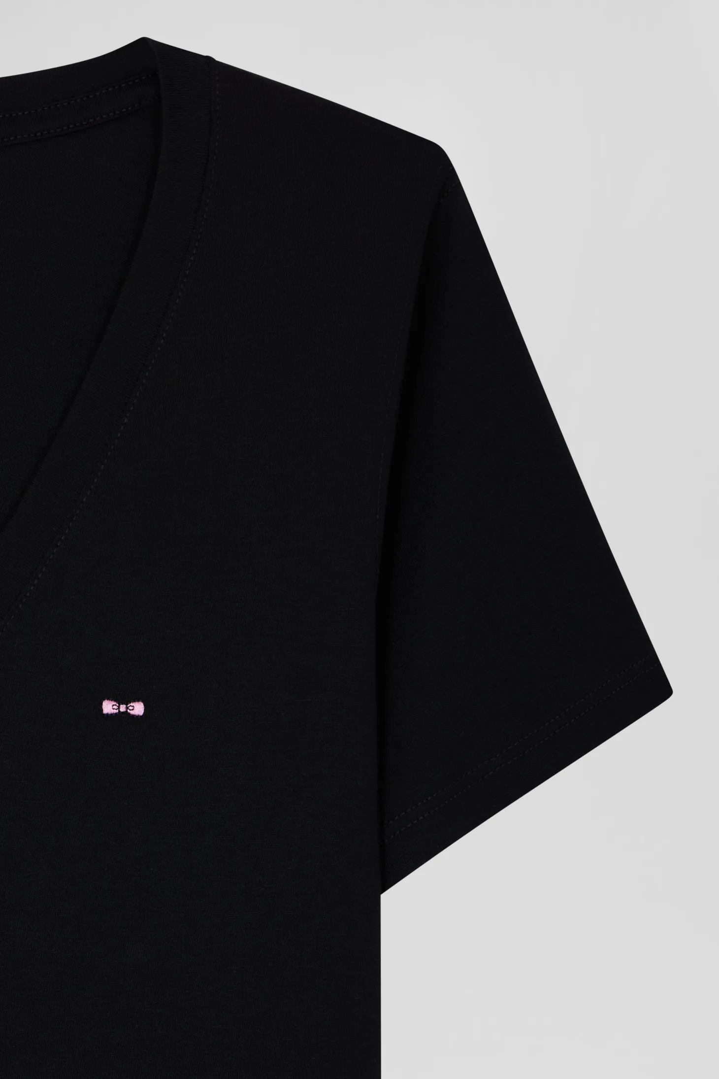 Regular black short-sleeved V-neck cotton T-shirt