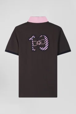 Regular brown short-sleeved cotton piqué polo shirt with striped embroidery