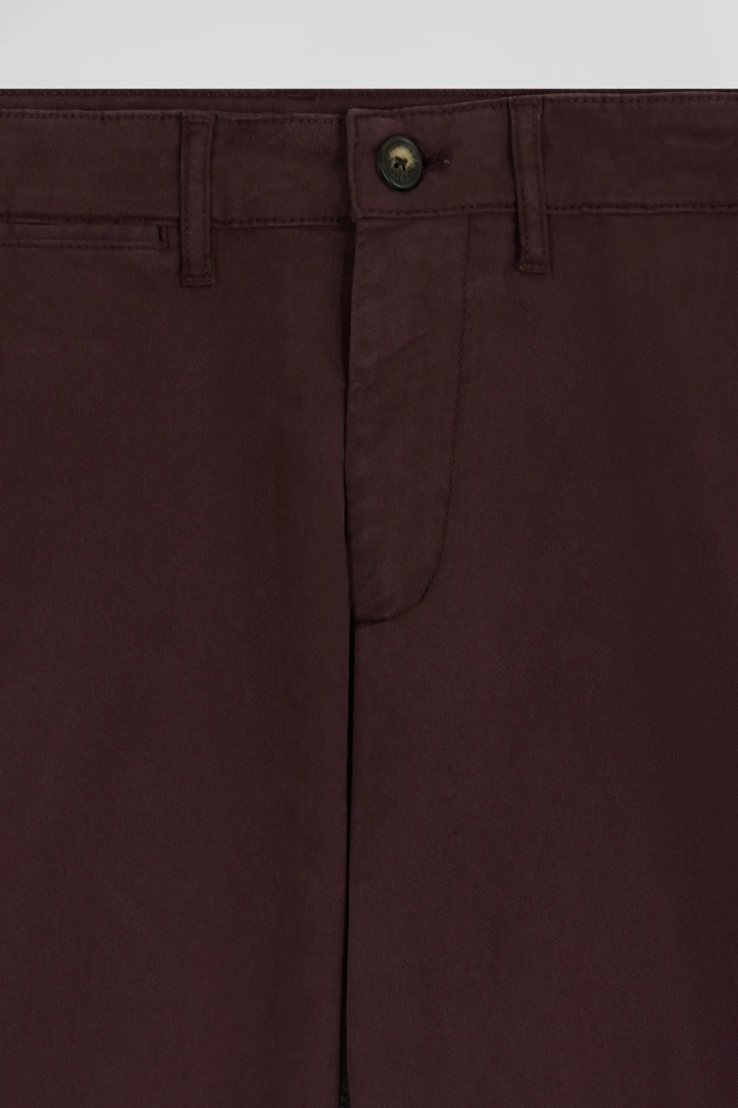 Regular burgundy chino trousers in stretch cotton gabardine