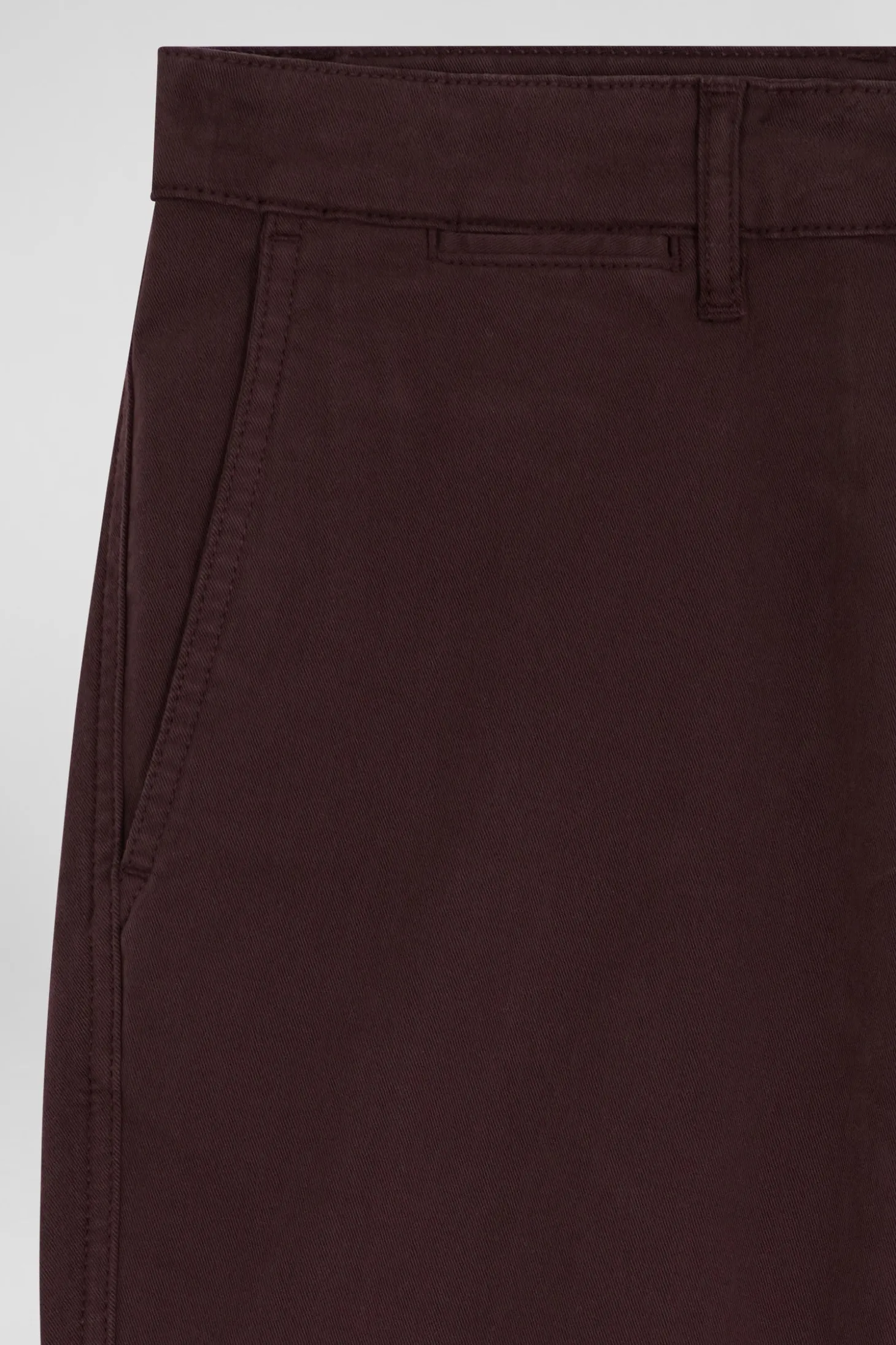 Regular burgundy chino trousers in stretch cotton gabardine