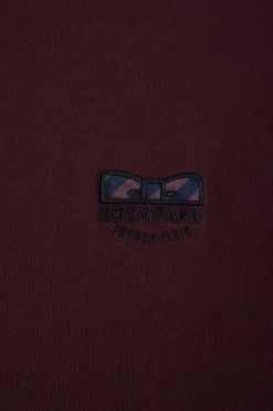 Regular burgundy short-sleeved cotton T-shirt with tie patchwork emblem