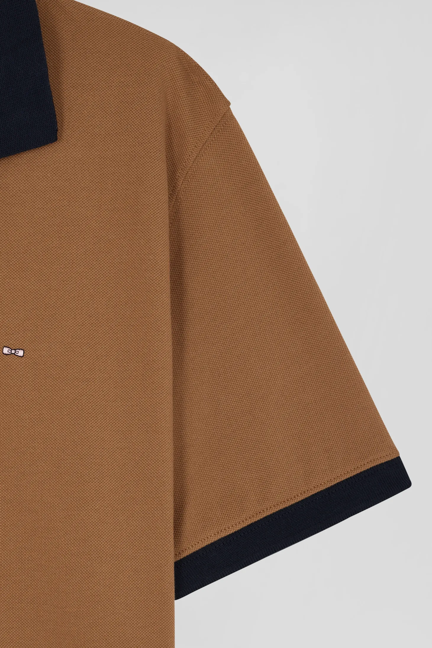 Regular camel short-sleeved cotton piqué polo shirt with contrasting details