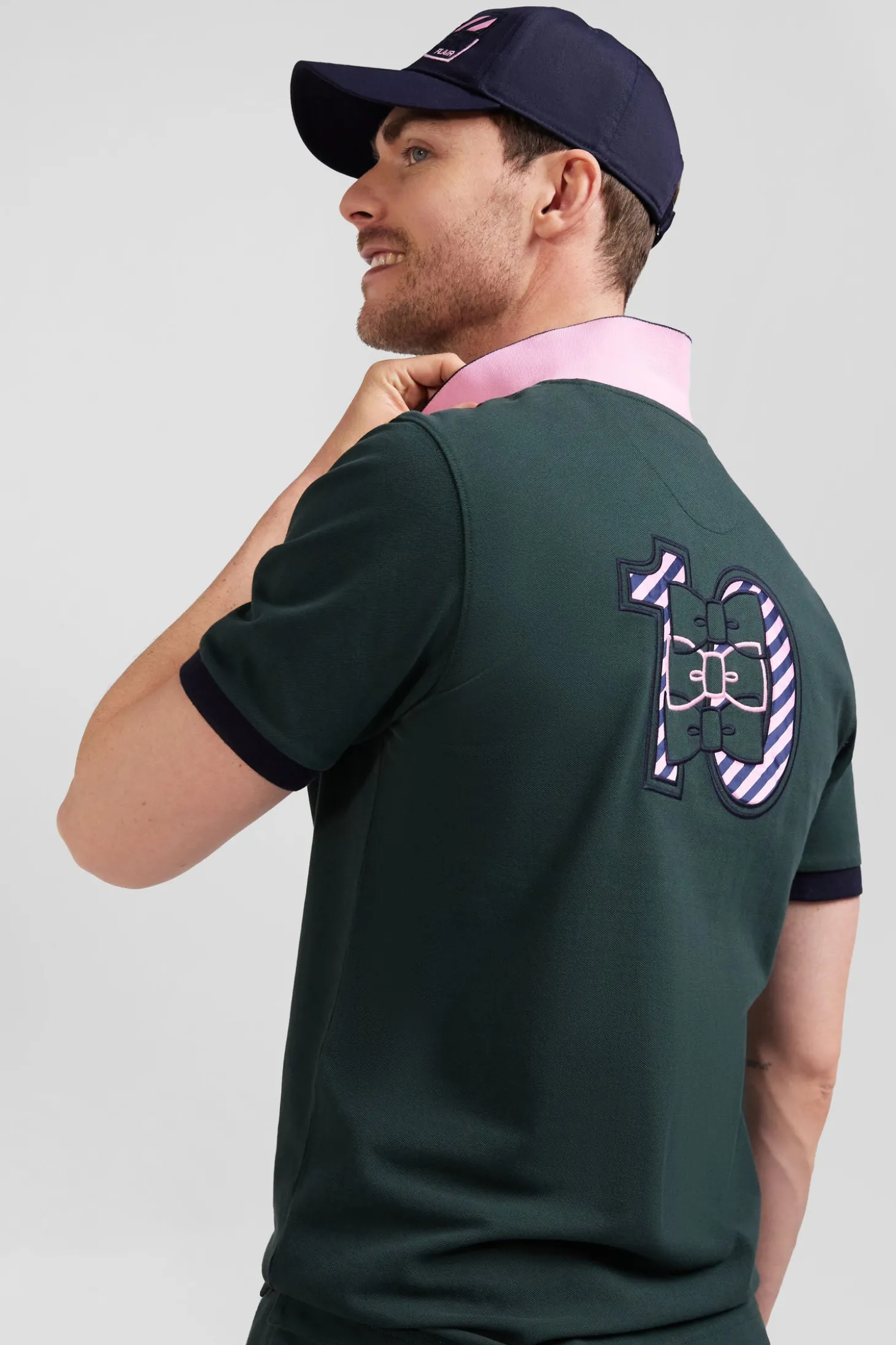 Regular green short-sleeved cotton piqué polo shirt with striped embroidery
