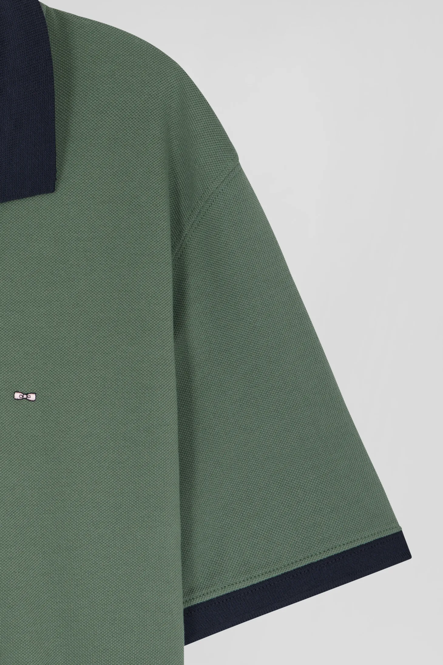 Regular green short-sleeved cotton piqué polo shirt with contrasting details