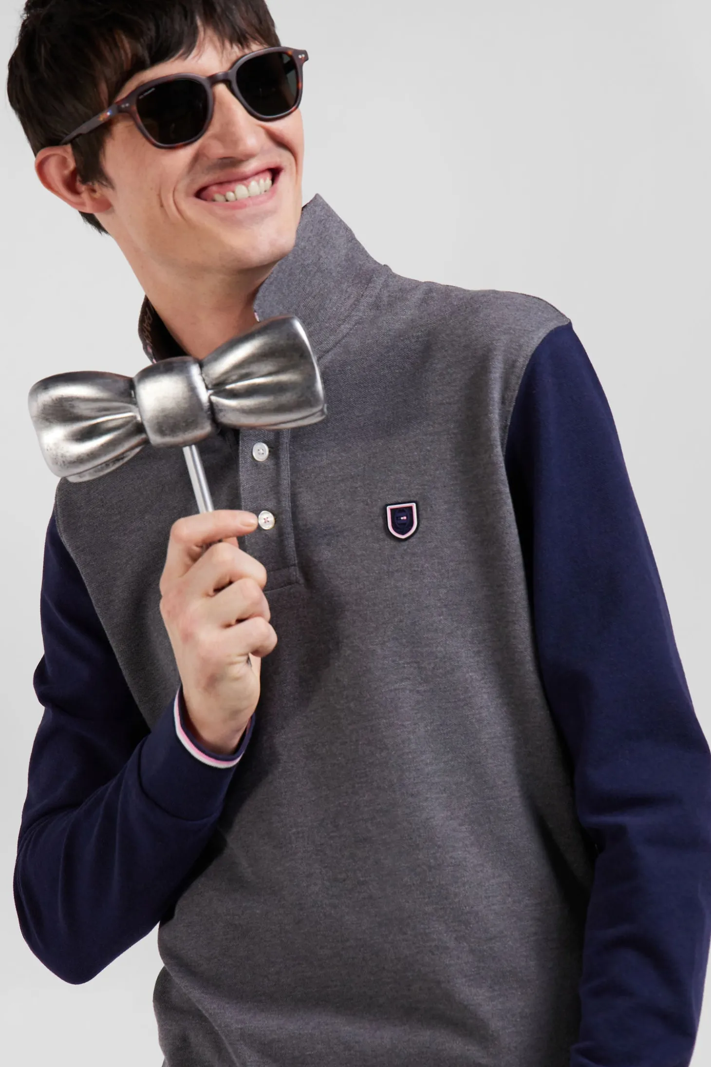 Regular grey long-sleeved cotton piqué polo shirt with jacquard collar and rubber badge