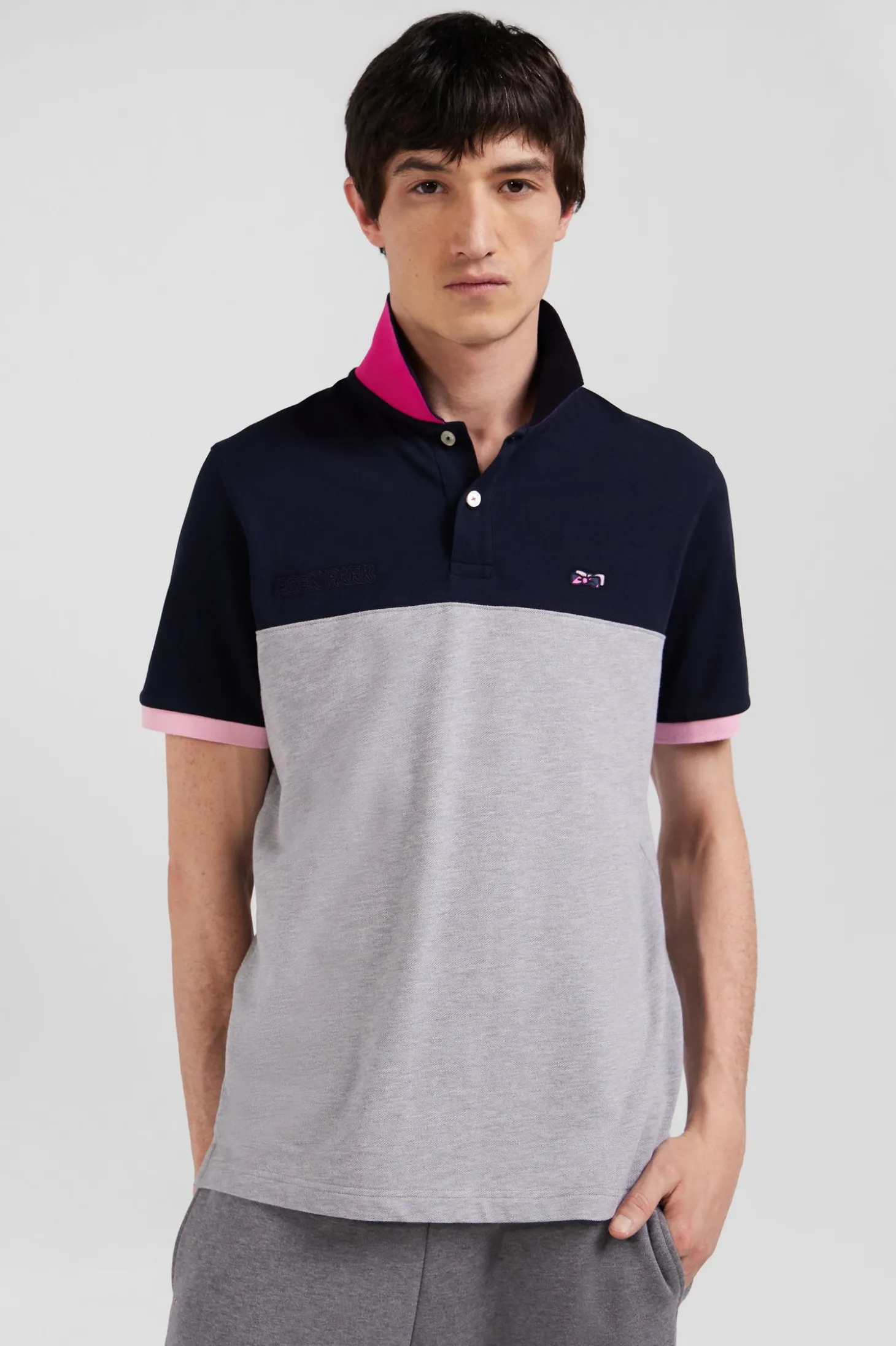 Regular grey short-sleeved cotton piqué polo shirt with bow tie embroidery and contrasting details