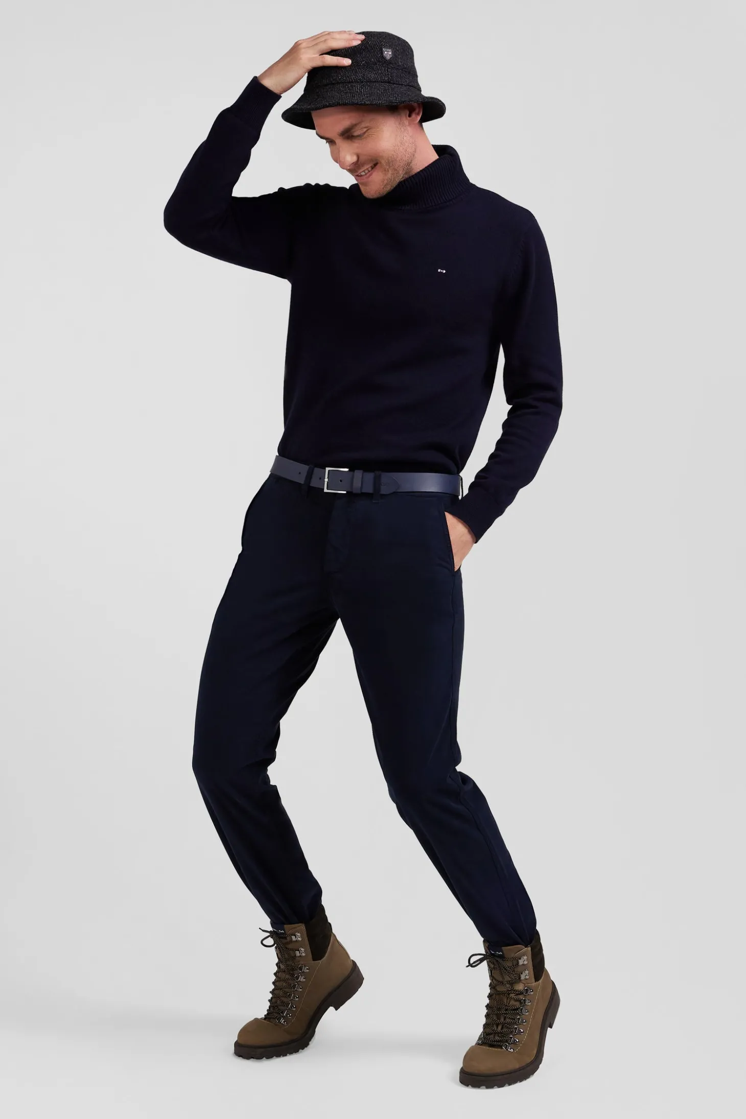 Regular navy blue chino trousers in stretch cotton gabardine