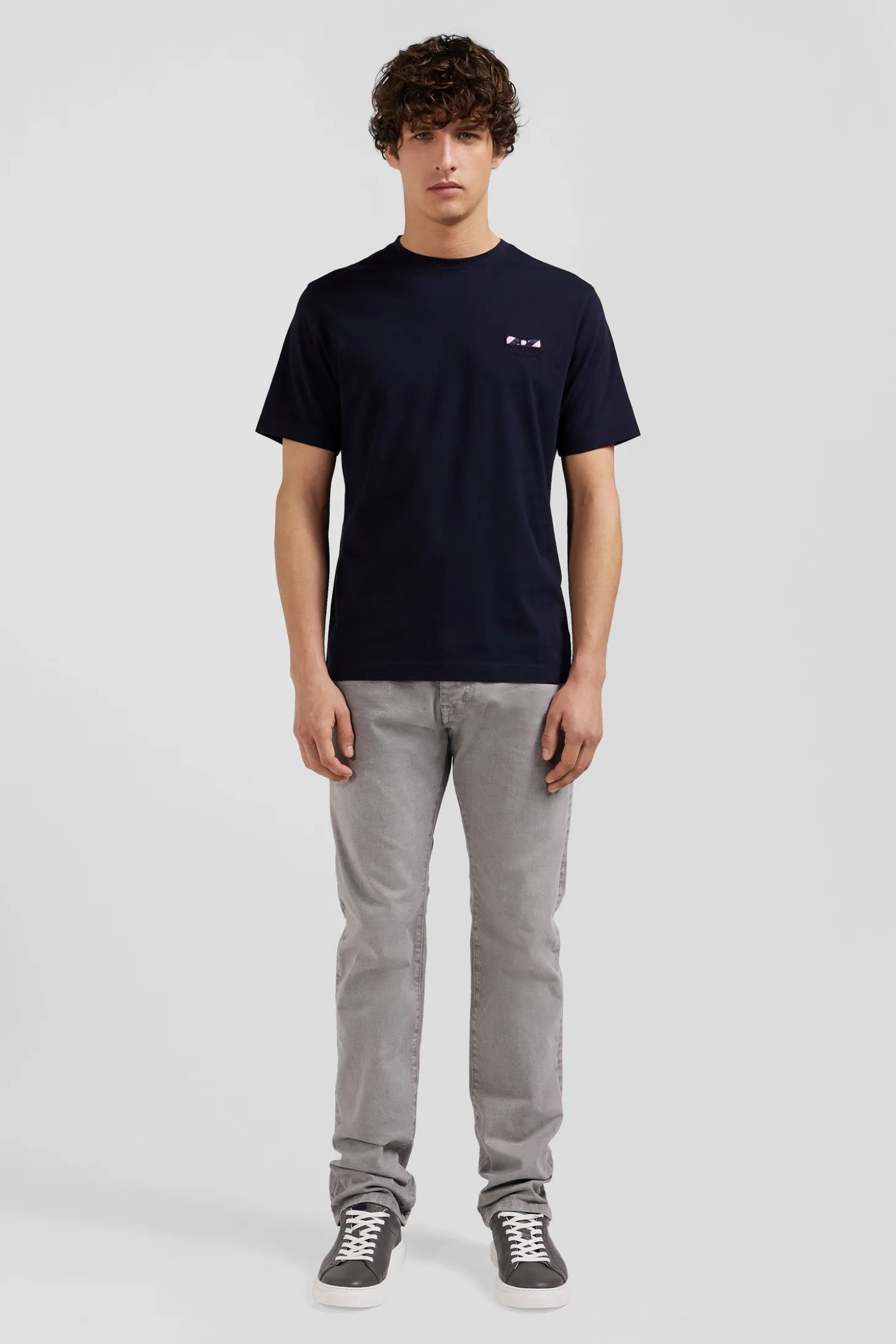 Regular navy blue short-sleeved cotton T-shirt with tie patchwork emblem