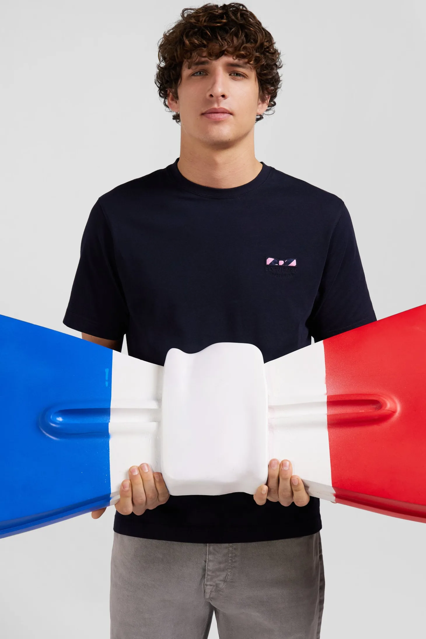 Regular navy blue short-sleeved cotton T-shirt with tie patchwork emblem