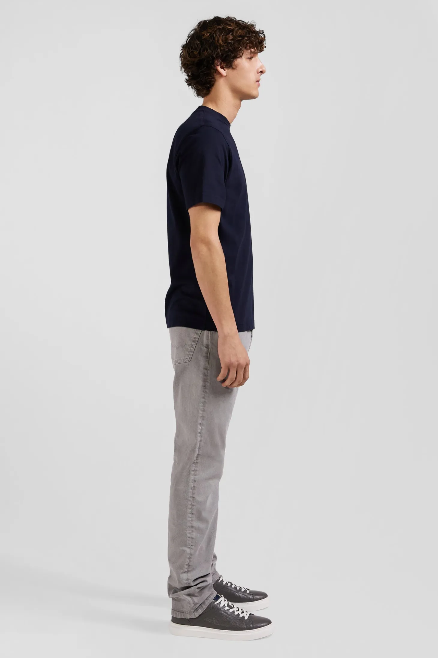 Regular navy blue short-sleeved cotton T-shirt with tie patchwork emblem