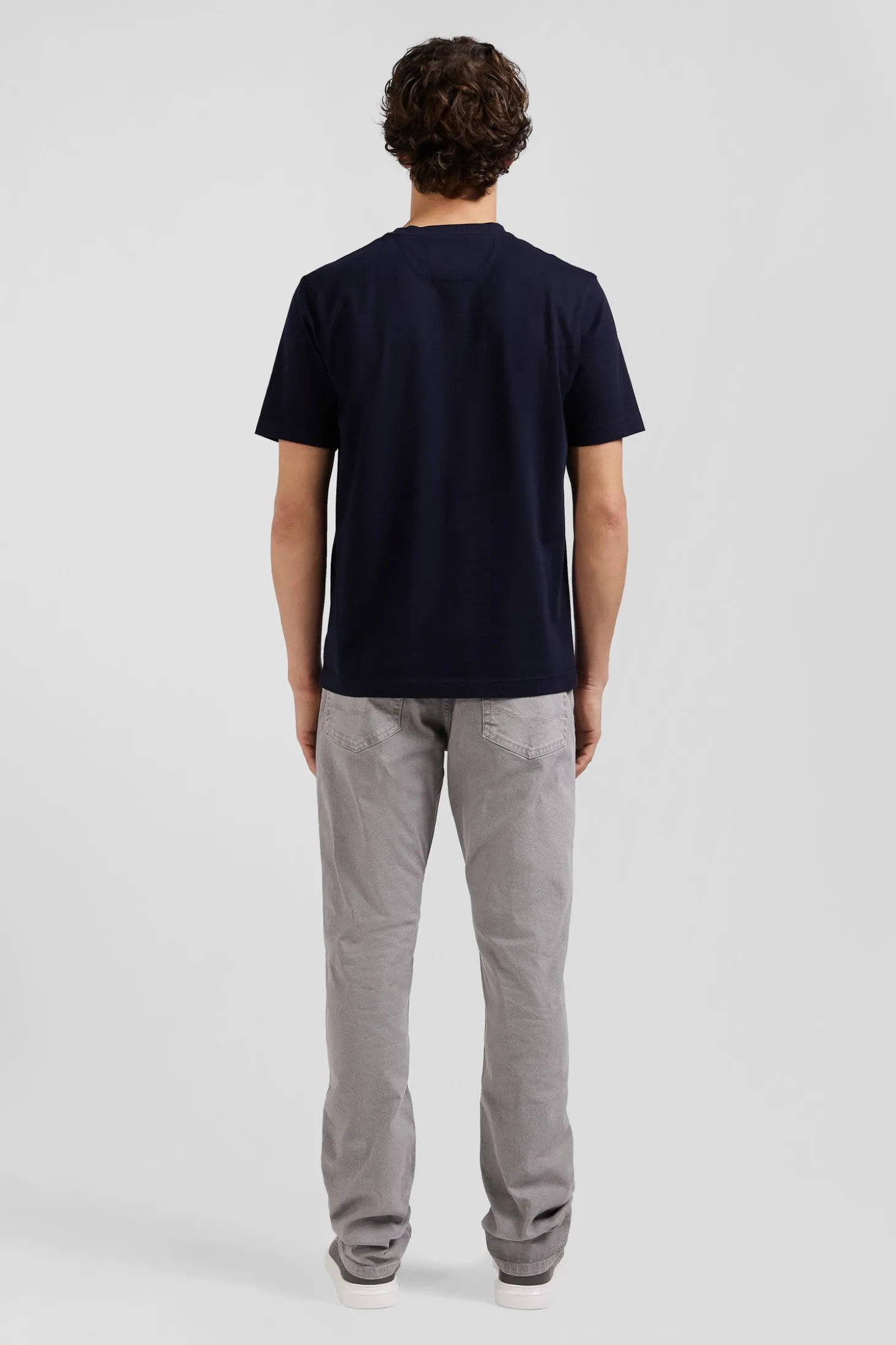 Regular navy blue short-sleeved cotton T-shirt with tie patchwork emblem