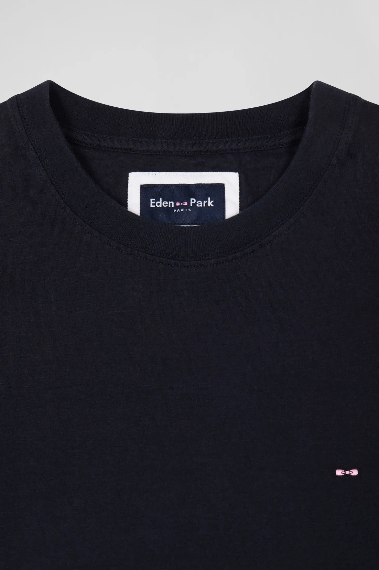 Regular navy blue short-sleeved cotton T-shirt with back patch
