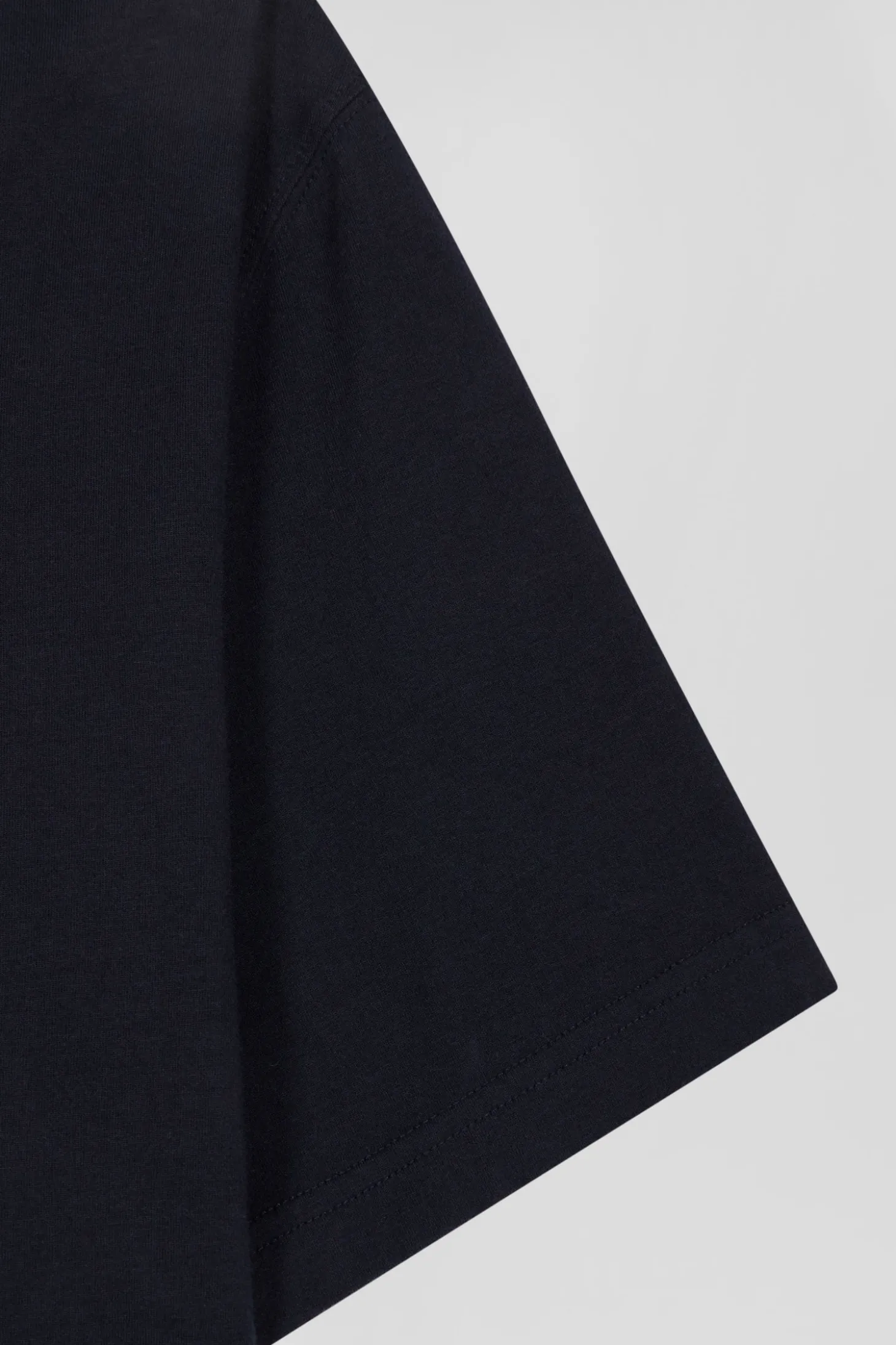 Regular navy blue short-sleeved cotton T-shirt with back patch