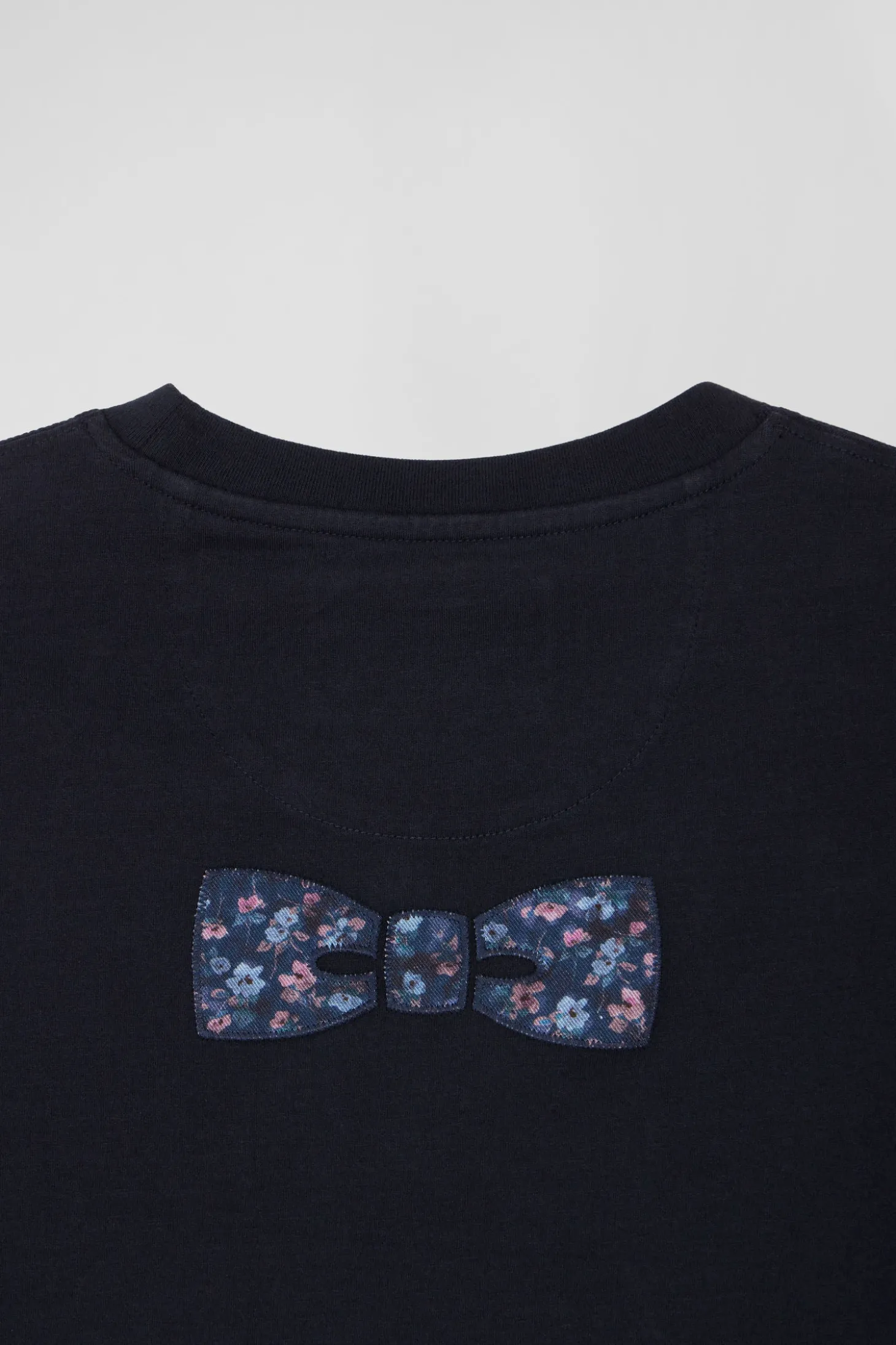Regular navy blue short-sleeved cotton T-shirt with back patch