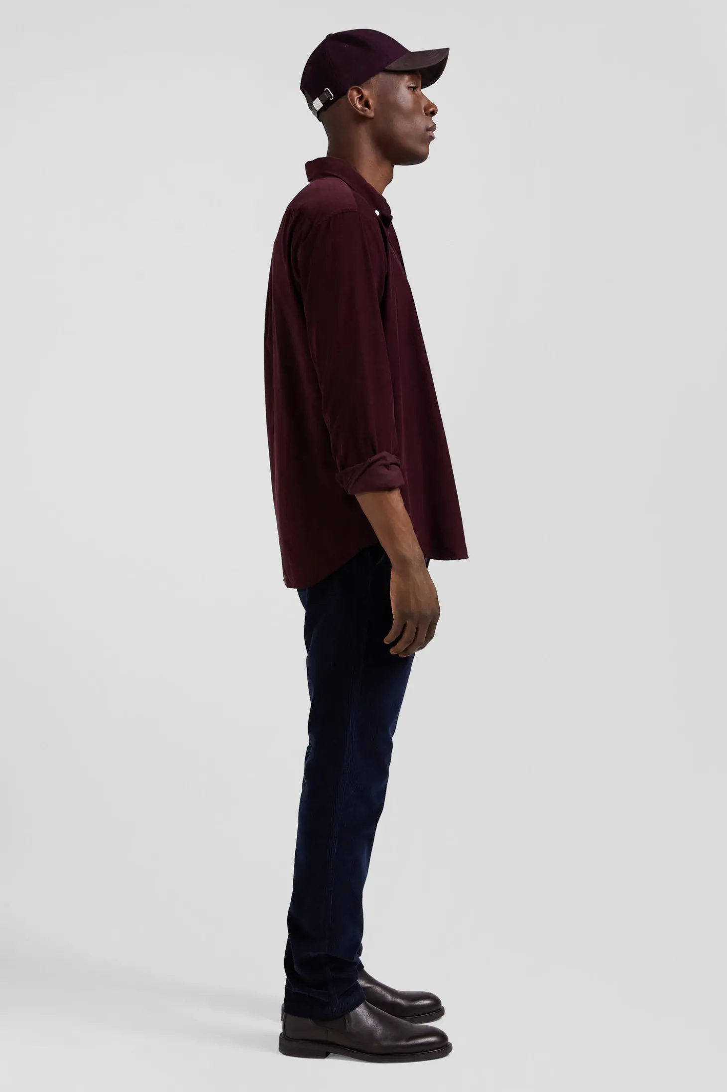Regular plain burgundy cotton shirt with button-down collar and chest pocket