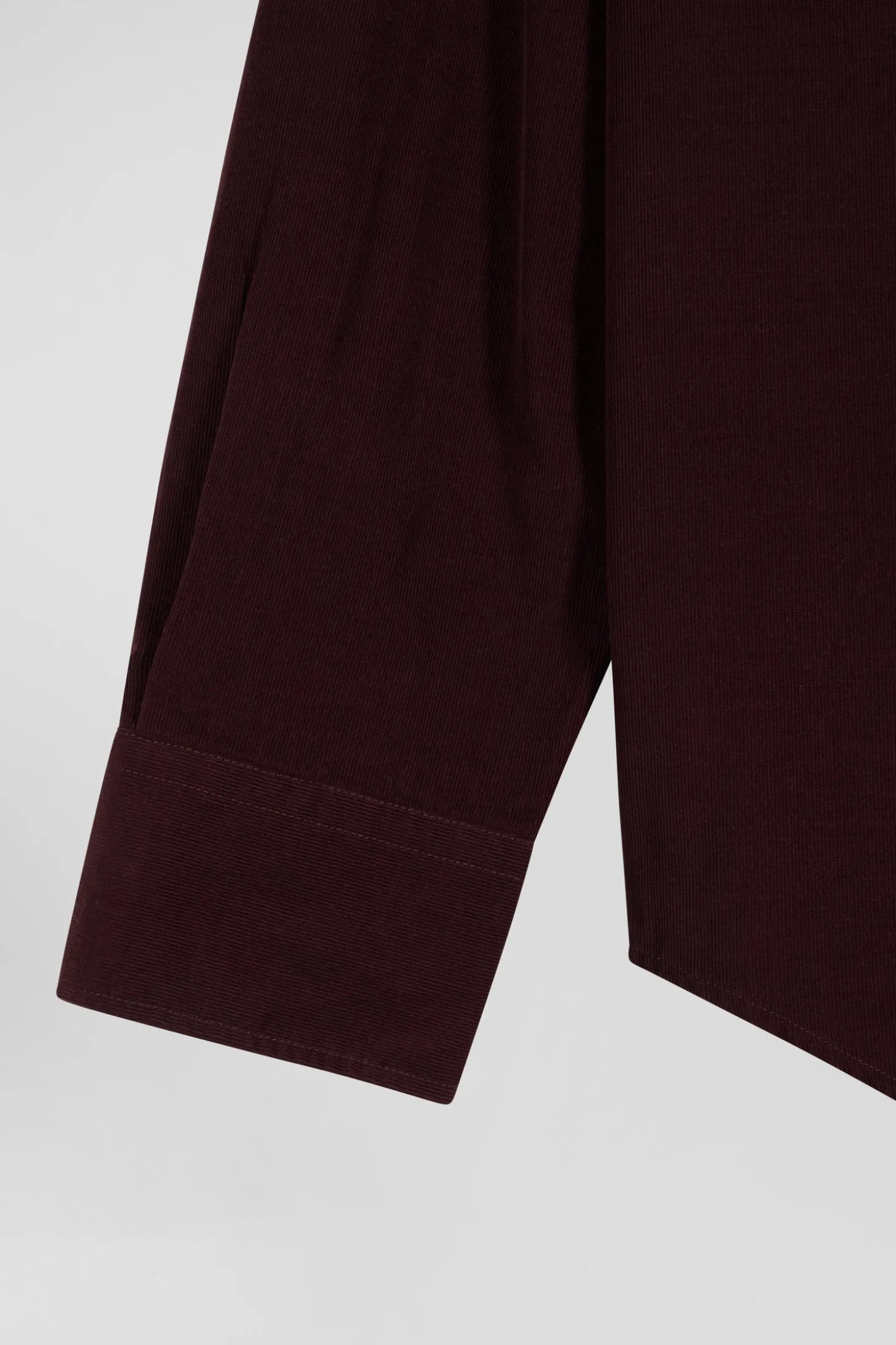 Regular plain burgundy cotton shirt with button-down collar and chest pocket
