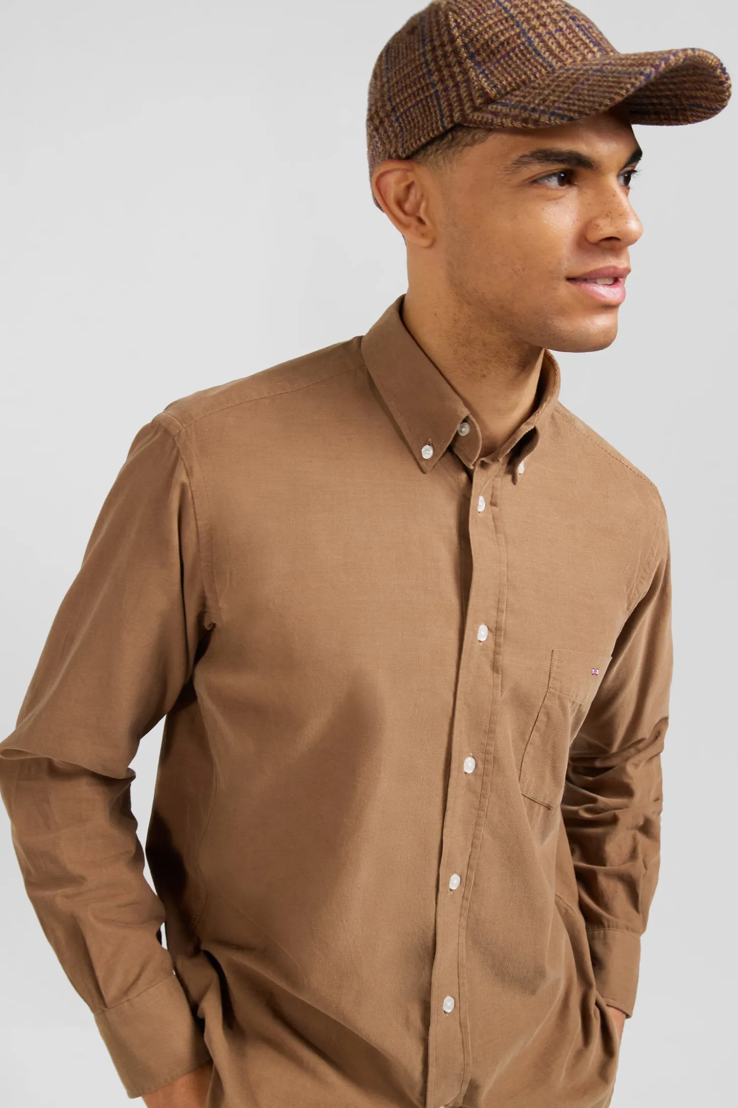 Regular plain camel cotton shirt with button-down collar and chest pocket