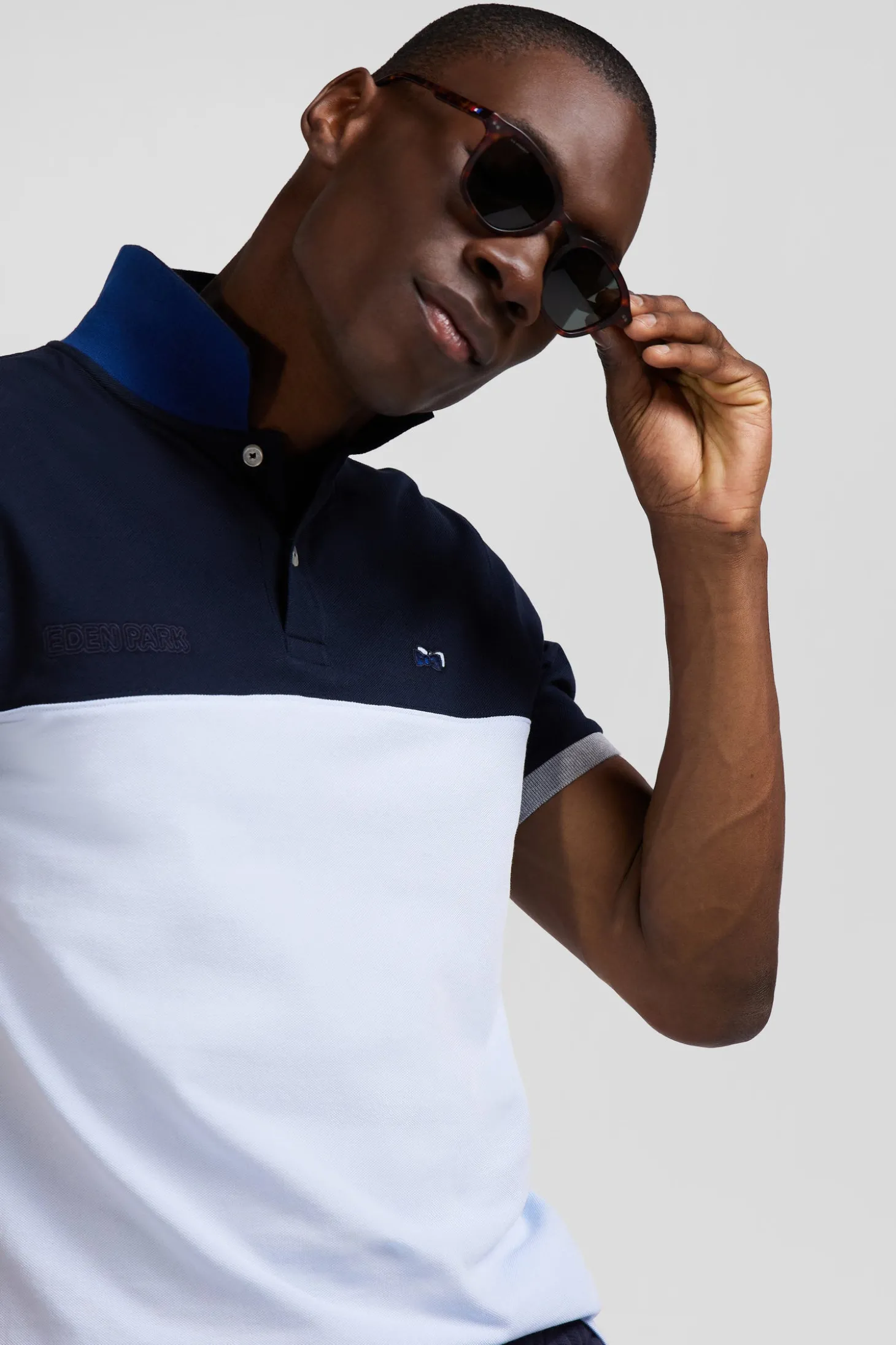 Regular sky blue short-sleeved cotton piqué polo shirt with bow tie embroidery and contrasting details