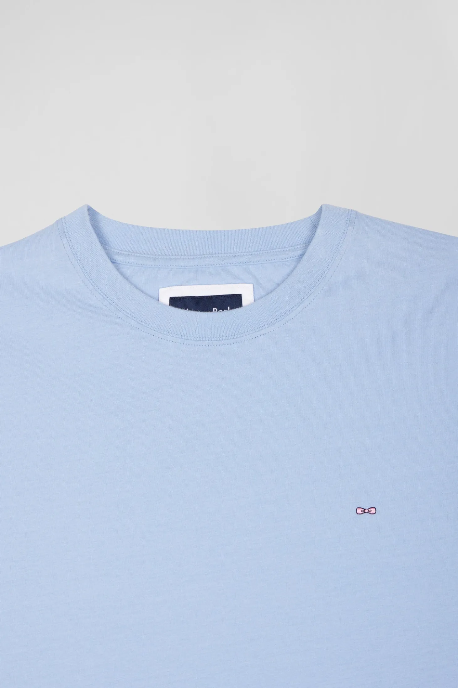 Regular sky blue short-sleeved cotton T-shirt with back patch