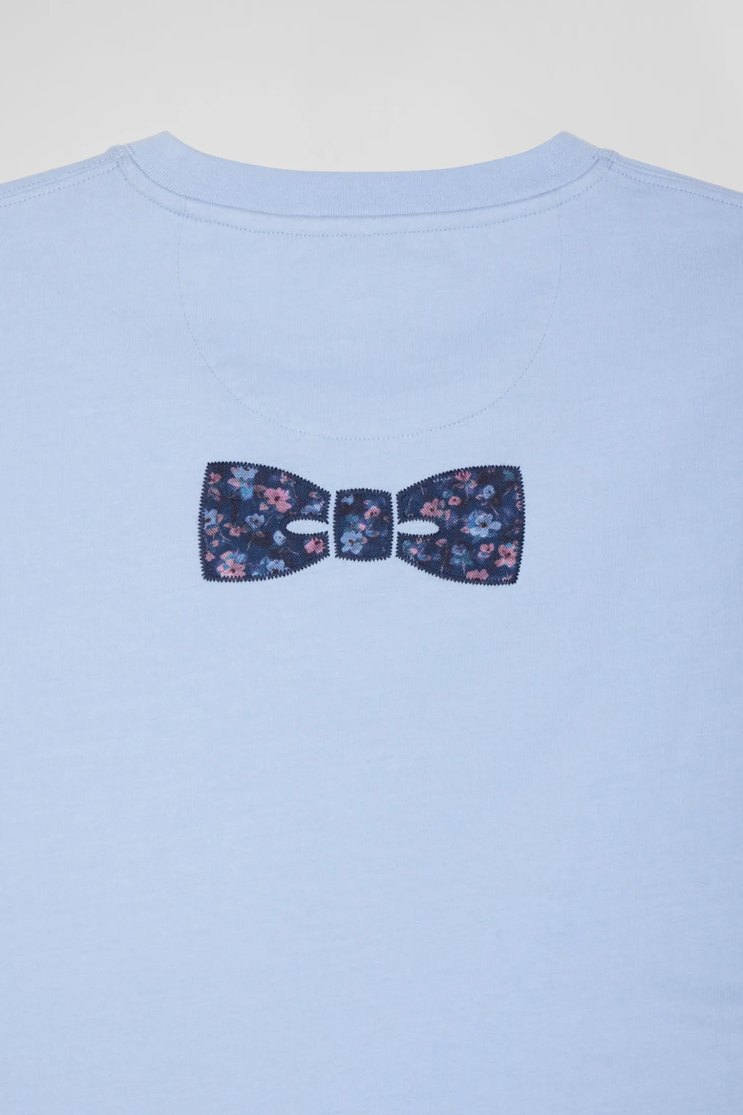 Regular sky blue short-sleeved cotton T-shirt with back patch